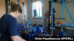 Ріваз в реабілітаційному слінгу