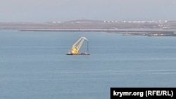 Плавкран неподалік Керченського мосту, червень 2024 року
