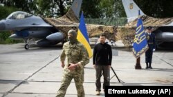 Президент України Володимир Зеленський на тлі винищувачів F-16 у День Повітряних сил ЗСУ. Київська область, 4 серпня 2024 року