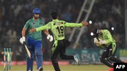 د لاهور قلندرز راشد خان د ملتان سلطانز لوبغاړي تر سوځولو وروسته خوشالي کوي - د مارچ درېیمې انځور.