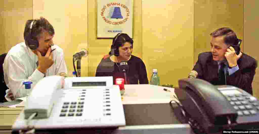 Лідер виборчого блоку «Наша Україна» Віктор Ющенко (майбутній президент України) і очільник Комуністичної партії України Петро Симоненко (праворуч) під час дискусії в прямому ефірі Радіо Свобода. Ведуча передачі – Марина Пирожук. Київ, 4 лютого 2002 року