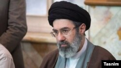 صرفنظر از شباهتهای ظاهری مجتبی خامنهای به پدرش، این احتمال زیاد است که اطرافیان رهبر کنونی تداوم وضعیت موجود را در رهبری احتمالی پسرش میبینند