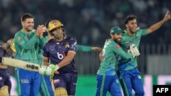 د ملتان سلطانز لوبغاړي د مارچ پر ۱۱مه د کوټه ګلیډیېټرز عمر اکمل په سوځولو خوشالي کوي.