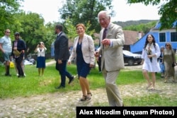 Caroline Fernolend îl primește pe Regele Charles al III-lea la Viscri, în prima sa vizită în România de la Încoronare, 6 iunie 2023.