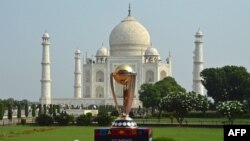 د ۲۰۲۳ کال کرکټ نړيوال کپ ټرافي د هند په اګره کې د تاج محل مخ کې ايښوول شوې - انځور له ارشيفه