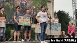 Student i aktivista Pavle Cicvarić u govoru na antivladinom protestu, 17. jun 2023. godine