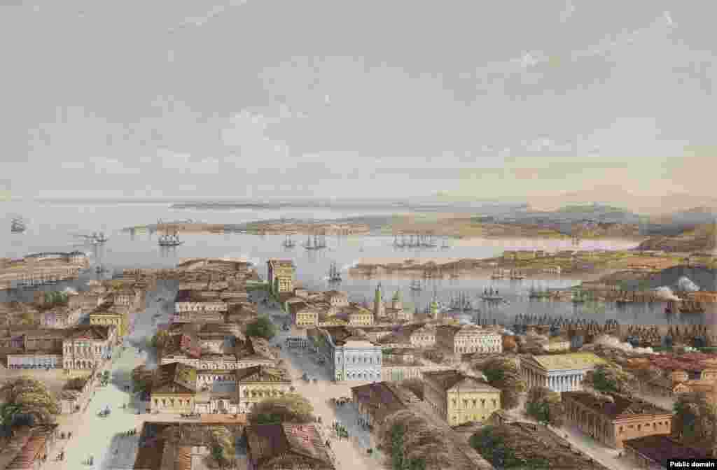 Вигляд на Севастополь зі «сторожової вежі» в центрі міста. Це портове місто перебуває під контролем Росії з початку російської окупації Криму в 2014 році і неодноразово ставало мішенню ракетних ударів після початку повномасштабного російського вторгнення до України в лютому 2022 року