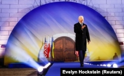 Президент США Джо Байден перед виступом напередодні річниці вторгнення Росії до Україну. Біля Королівського замку у Варшаві, 21 лютого 2023 року