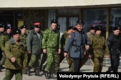 Представники проросійських воєнізованих формувань («казаки» і «Самооборона Крима») на вулицях Сімферополя, Крим, 2014 рік.