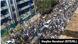 په هرات کې د اکتوبر پر اوومه تر زلزلې وروسته خلک له خپلو کورنو وتلي او پر سړک ولاړ دي.