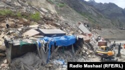 چارواکي وايي، د اپرېل پر ۱۸مه پر ولاړو ګاډو د غر ښويېدو تر پېښې وروسته له ملبې څخه د ګير شويو کسانو د را ايستلو عمليات روان دي.