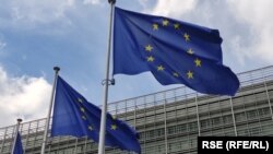 Zastave EU ispred zgrade Evropske komisije u Briselu, ilustrativna fotografija