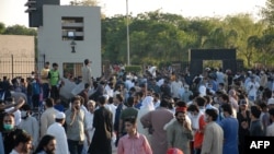 د مې پر نهمه پارېدلي کسان په راولپېنډۍ کې د پوځ په مرکزي دفتر ورغلل او کاڼي یې وورول.