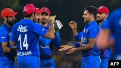 فضل فاروقي د نورو افغان لوبغاړو سره - انځور له ارشیفه