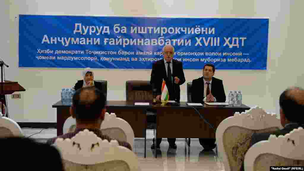Зӯҳро Мирзоева - муовин, Аҳмадшоҳ Комилзода - муовини якум ва Шаҳбози Аброр раиси ҳизби демократии Тоҷикистон   