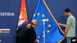 Flamuri i Bashkimit Evropian pranë atij të Serbisë.