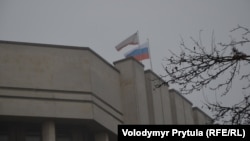 Державний прапор Росії над Верховною радою АР Крим. Сімферополь, 27.02.2014 р.