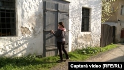 Arhitecta Claudia Apostol, la intrarea într-un mic muzeu amenajat în casa parohială unitariană din Roșia Montană, restaurată în programul derulat de ARA.