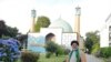 سلیمان موسویفر، معاون سابق مرکز اسلامی هامبورگ، پیش از اخراج از آلمان در محوطه مرکز