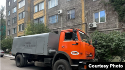 Водовоз во дворе многоэтажного жилого дома в Темиртау