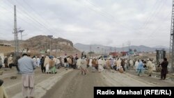 د خیبر په درې تحصیلونو کې احتجاجي پرلتونه د مارچ پر لومړۍ نېټه پیل شول او احتجاجیانو لویې لارې وتړلې - د مارچ درېیمې انځور.