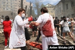 Волонтери, лікарі і рятувальники розбирають завали одного з корпусів дитячої спеціалізованої лікарні «Охматдит» одразу після російського ракетного удару. Київ, 8 липня 2024 року