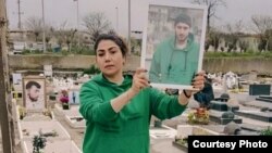 مادر عرفان رضایی بر سر مزار پسرش که ۳۰ شهریور در آمل بر اثر شلیک گلوله مأموران حکومتی کشته شد