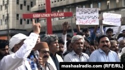 د اګست پر ۱۷مه په کراچۍ کې لسګونه کسانو د جړاوالا پېښې ضد مظاهره وکړه.