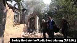 Сотрудники гуманитарной организации эвакуируют пожилых людей из украинского города Нью-Йорк под Торецком, фотография сделана в 2024 году