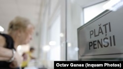 Proiectul de ordonanță de guvern prevede interzicerea cumulului pensiei cu salariul. Varianta propusă, spune executivul, nu ar contrazice deciziile Curții Constituționale și e pusă în dezbatere publică.