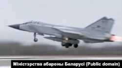 Російський МІГ-31К злітає із ракетаю «Кінжал» на летовищі у Мачулищах у лютому 2023 року. Білорусь