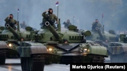 Pripadnici Vojske Srbije salutiraju na vojnoj paradi u Beogradu u oktobru 2014. godine