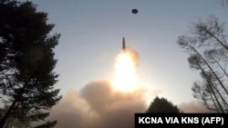 Një raketë e lëshuar nga Koreja e Veriut. Prill, 2023.