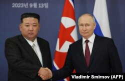 18 червня 2024 року Путін прибуває із визитом до Північної Кореї, щоб підписати угоду про стратегічне партнерство. На фото: Володимир Путін і очільник Північної Кореї Кім Чен Ин на космодромі в Амурській області Росії. 13 вересня 2023 року