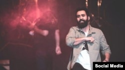 مهدی یراحی، ترانهسرا و خواننده معترض