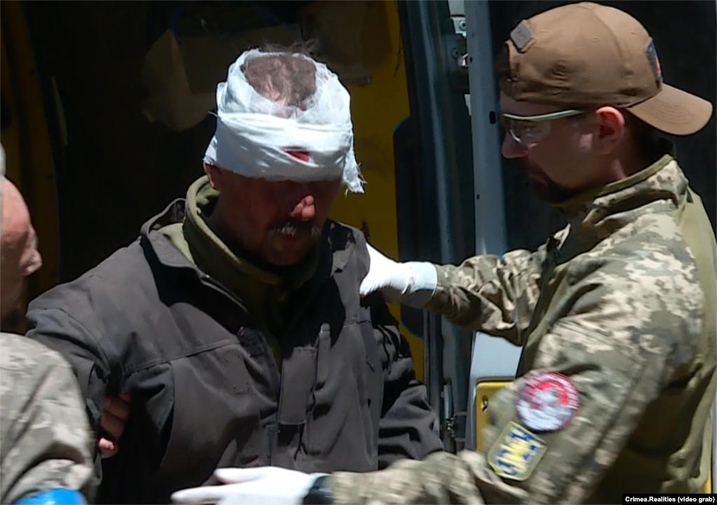 Поранений танкіст, якого «еваком» привезли в стабілізаційний пункт. Південний напрямок бойових дій. Літо, 2023 року
