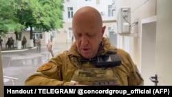 Євген Пригожин в захопленому штабі Південного воєнного округу Росії у Ростові, 24 червня 2023 року