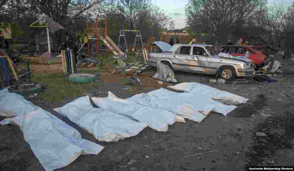 «З кожної родини, з кожного дому були присутні люди на цьому вшануванні. Це жахлива трагедія», – сказав Клименко в ефірі загальноукраїнського марафону. У Харківській обласній прокуратурі повідомили, що загинула фактично половина мешканців села, які залишалися у Грозі. У Харківській області оголошено триденну жалобу – з 6 до 8 жовтня. Президент України Володимир Зеленський назвав атаку «показово жорстоким російським злочином». В ООН засудили удар, наголосивши, що навмисне спрямування ударів по цивільних особах або цивільних об’єктах є воєнним злочином.  