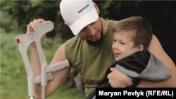 Військовослужбовець Володимир Малихін втратив ногу на фронті. Разом із сином і дружино він вперше на милицях піднявся у гори