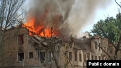 Украина, шаҳри Днипро, 26 май, баъди як ҳамлаи мушакии Русия