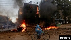 د مې پر نهمه په کراچۍ کې مظاهرچیانو د نیمه پوځي امنیتي ځواکونو پوسته وسوځوله.