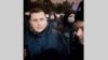 Яке аз ходимони полисе, ки дар байни даъвои кормандони тоҷики бозор қарор дошт