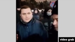 Яке аз ходимони полисе, ки дар байни даъвои кормандони тоҷики бозор қарор дошт