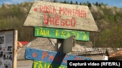 O suprafață de 2.000 de hectare din comuna Roșia Montană, județul Alba, a fost inclusă acum trei ani în lista patrimoniului mondial. Acest lucru nu este încă marcat oficial la fața locului, ci doar printr-un indicator amplasat de localnici.