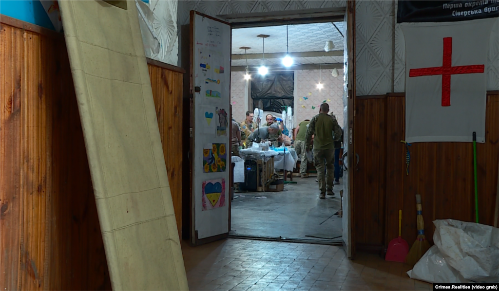 Завдання медиків стабпункту – перевірити домедичну допомогу, яку бійцеві надали в евакуаційній машині чи безпосередньо на місці бою, стабілізувати пораненого, щоб його можна було довезти до лікарні, де йому буде надана більш кваліфікована допомога