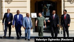 Слева направо: премьер-министр Египета Мустафа Мадбули, президент Сенегала Маки Салл, президент Союза Коморских островов Азали Ассумани, президент Украины Владимир Зеленский, президент ЮАР Сирил Рамафоса и президент Замбии Хакаинде Хичиллема. Киев, 16 июня 2023 года