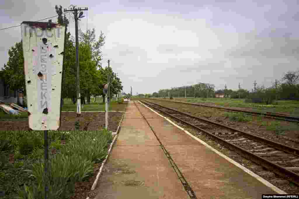 Вказівник пробитий осколками біля залізних колій, що колись з'єднували Копані з Херсоном та іншими містами