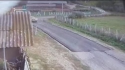 Momentul în care președintele CJ Vaslui, Dumitru Buzatu, este oprit de către DNA Momentul în care președintele CJ Vaslui, Dumitru Buzatu, este oprit de către DNA