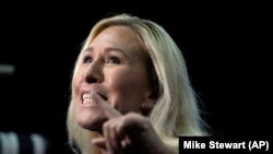 Крайньоправа республіканка Марджорі Тейлор Грін. Відома зокрема своїми дописом, що «українська влада страчує священників. а в Росії цього не роблять»