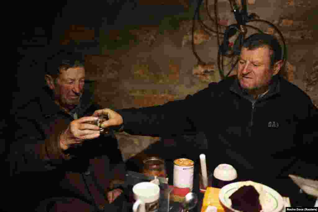 Несмотря на массовые разрушения в селе, братья Ковалёвы Степан (слева) и его 77-летний брат Владимир поклялись дожить свои последние дни со своими женами на своей земле. Живя на скудные государственные пенсии, полагаясь на родственников и пожертвованную волонтерами еду, они понимают, что их жизнь не будет легкой.  